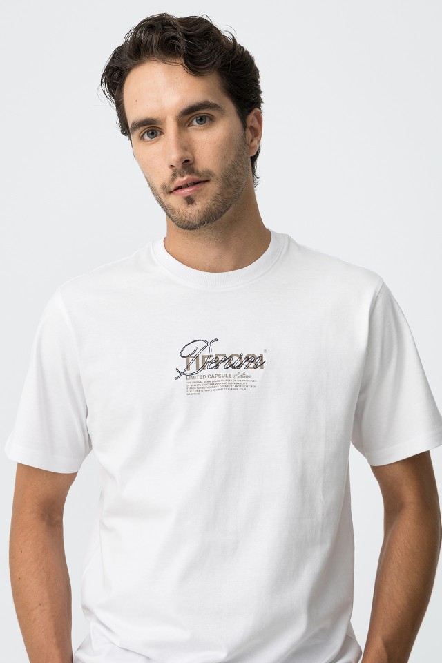T-Shirt Estampado com Relevo