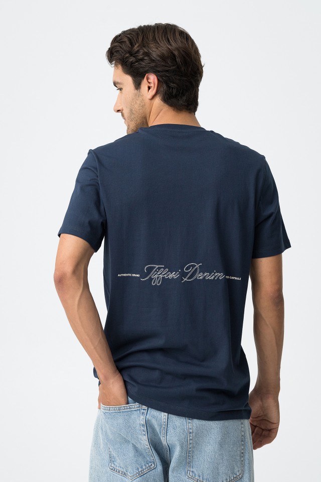 T-Shirt Estampada Com Bordado