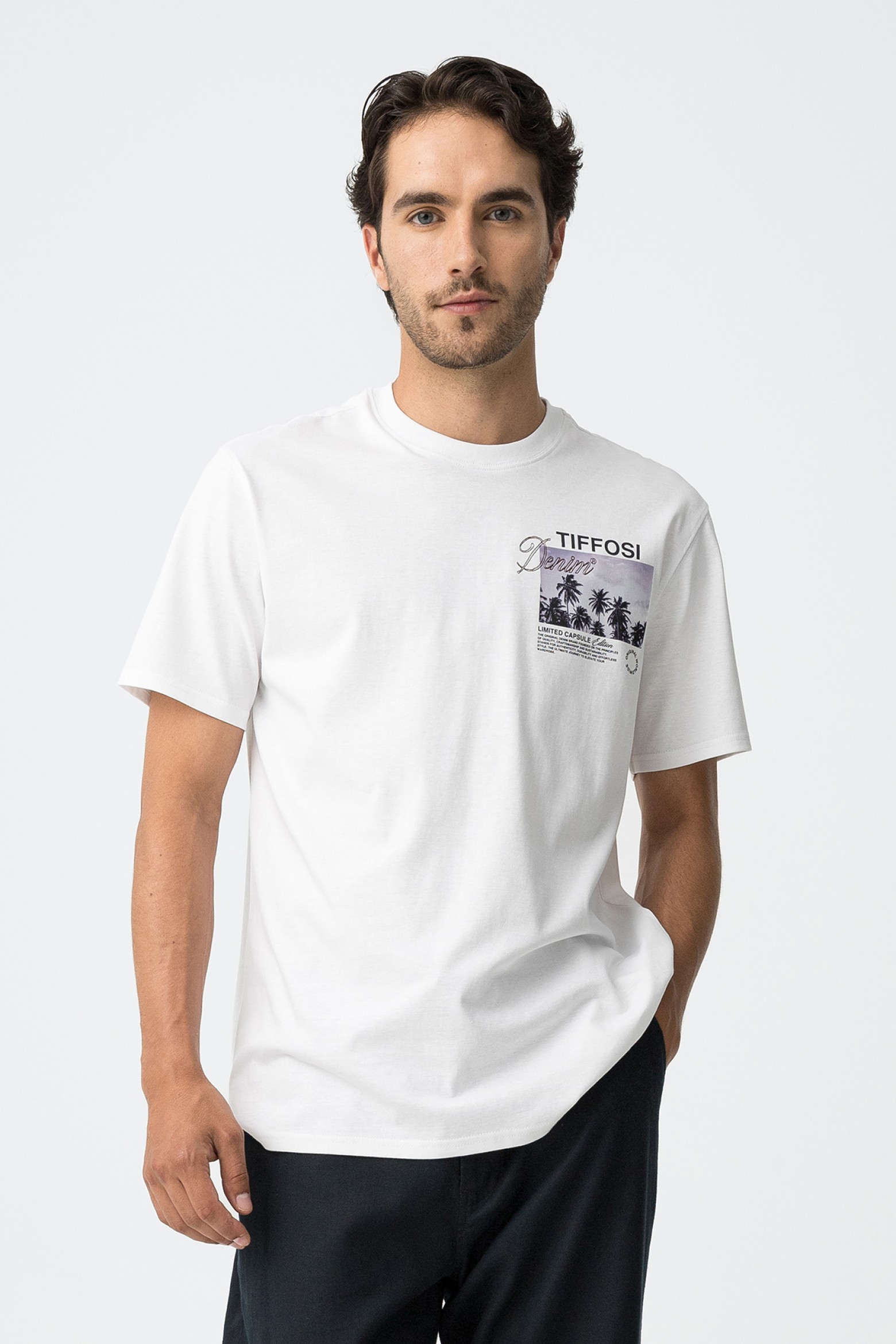 T-Shirt Estampada com Bordado