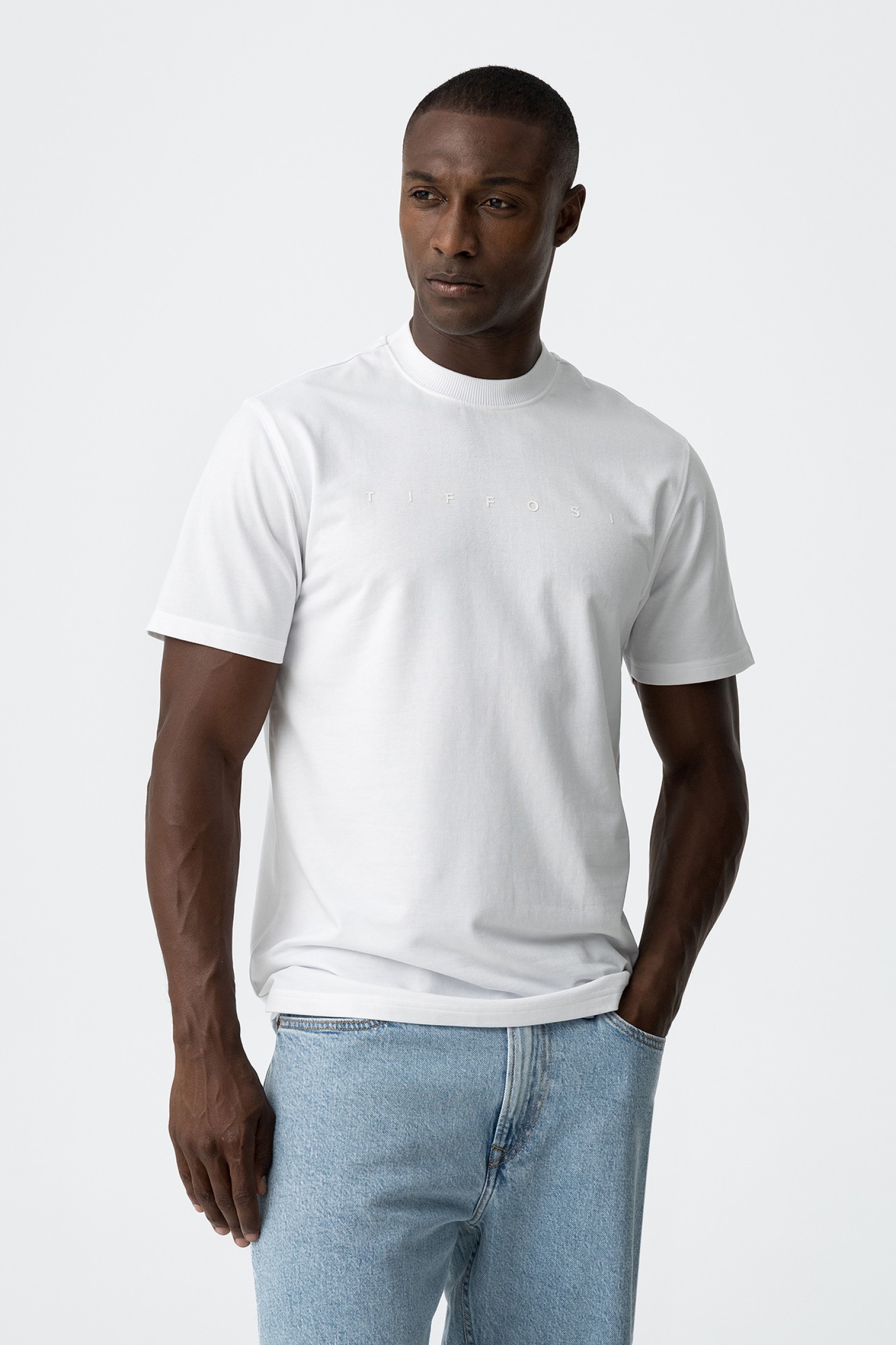 Camiseta con mensaje en relieve