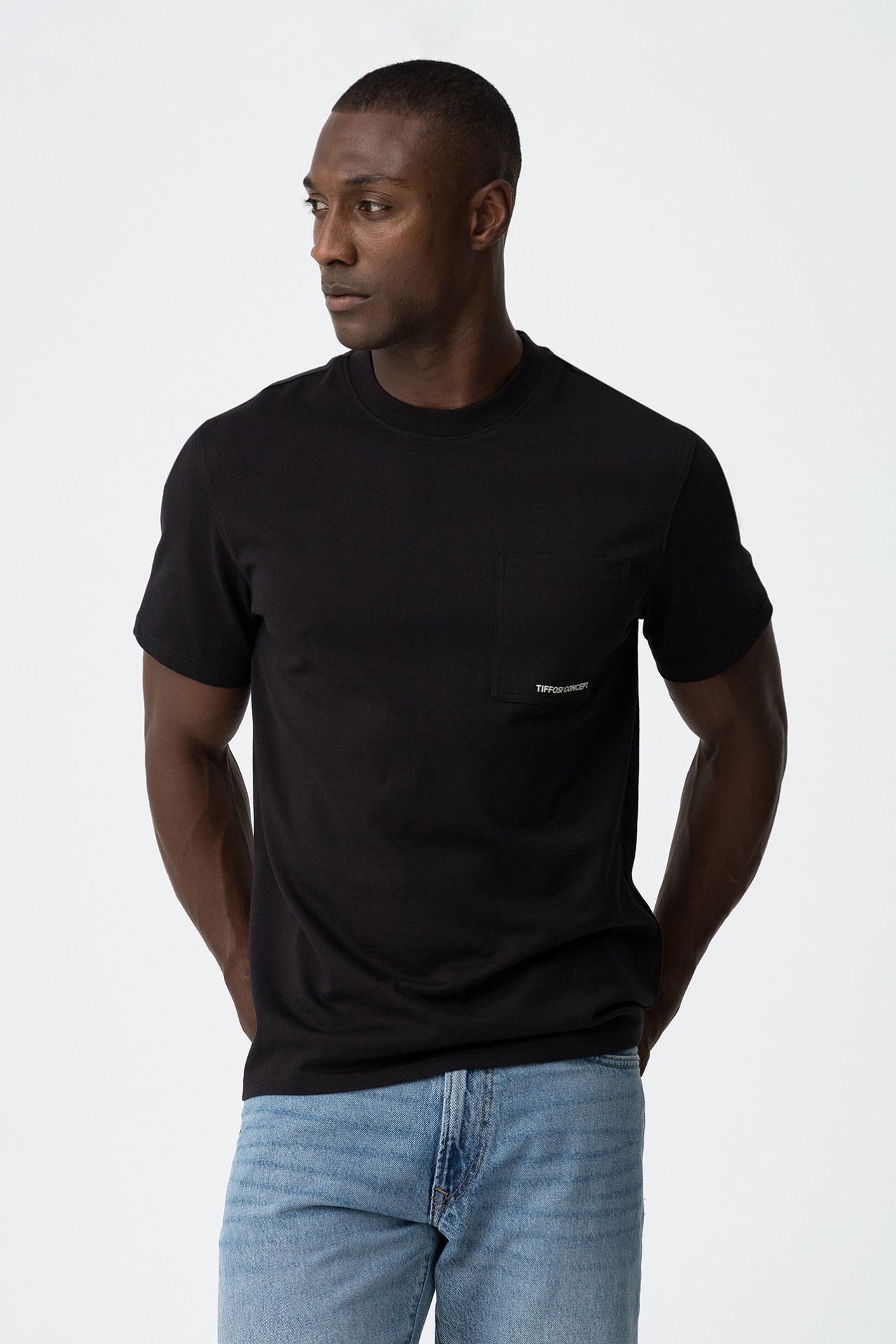 T-Shirt Estampada com Bordado