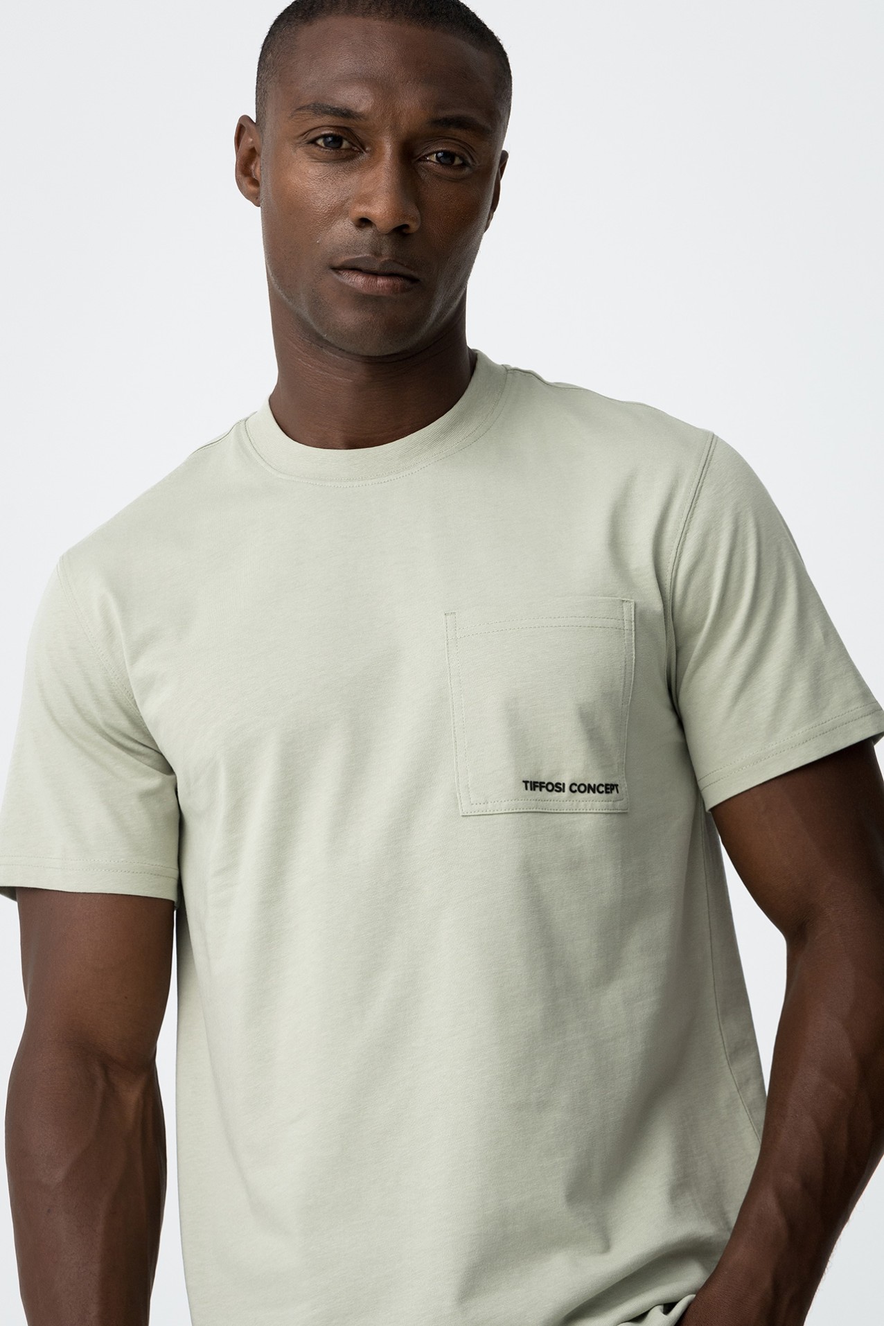 T-Shirt com Bolso Estampado