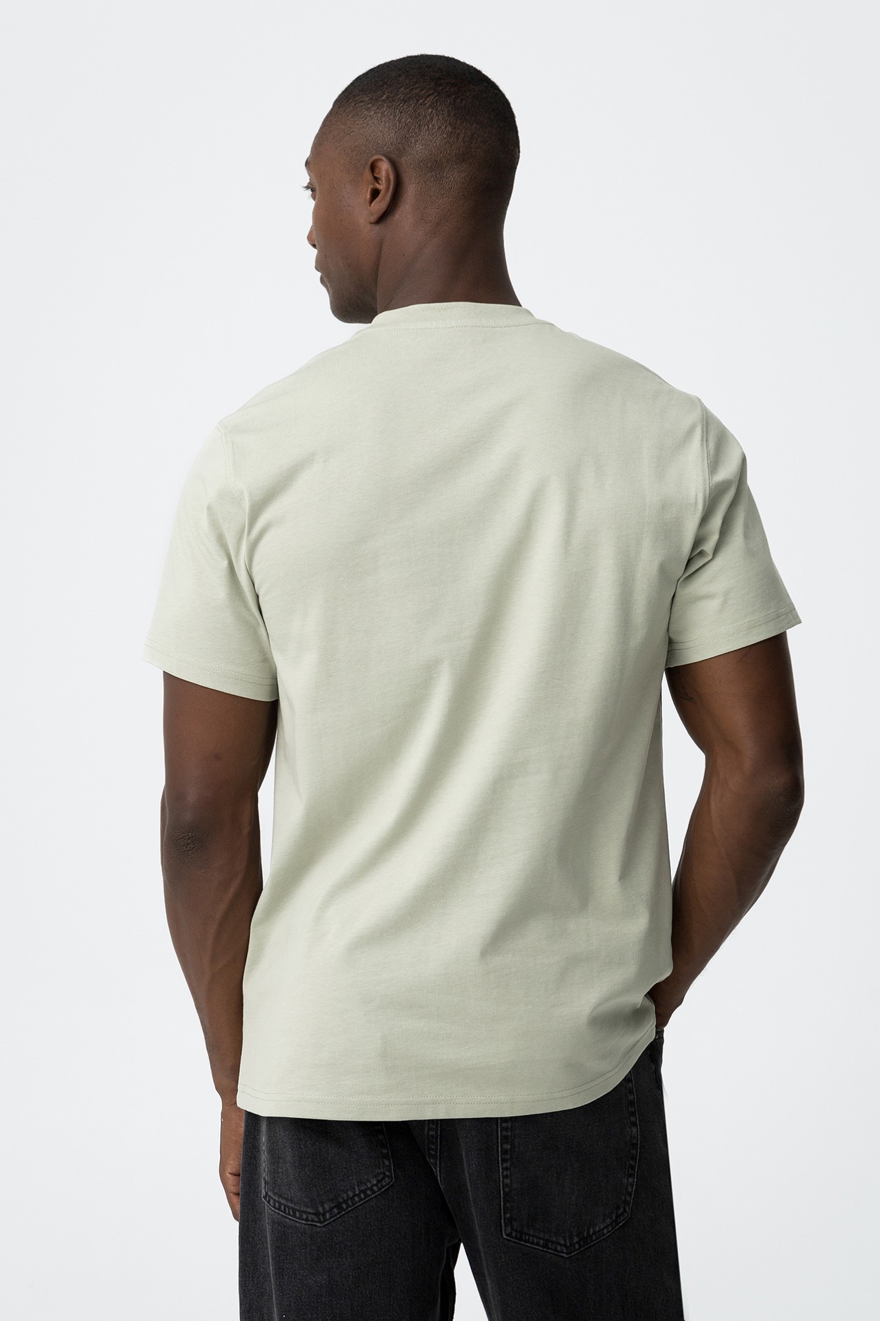 T-Shirt com Bolso Estampado