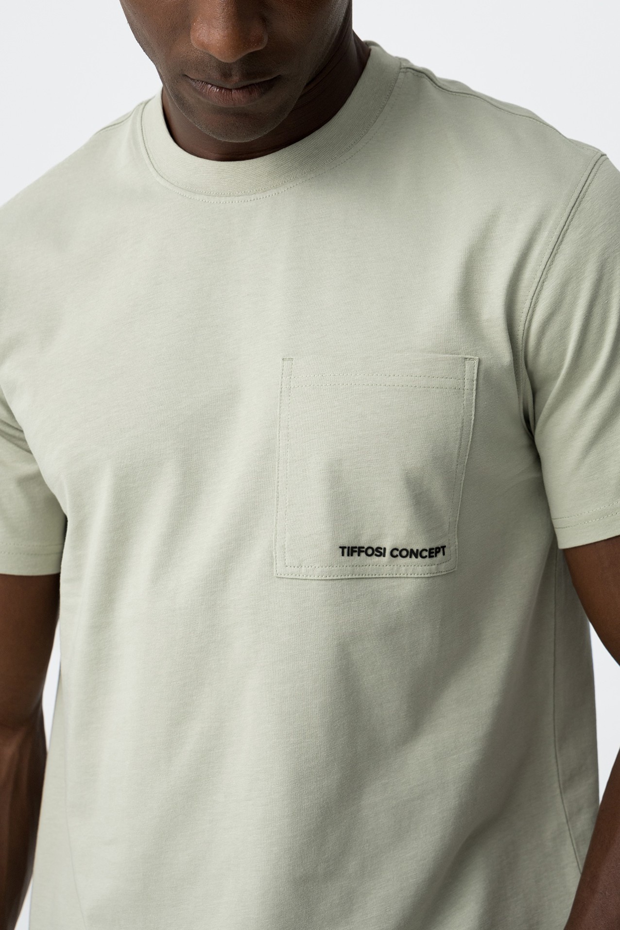 T-Shirt com Bolso Estampado