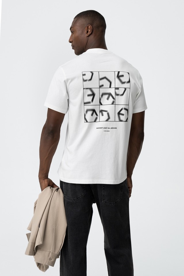 T-Shirt Estampado com Relevo