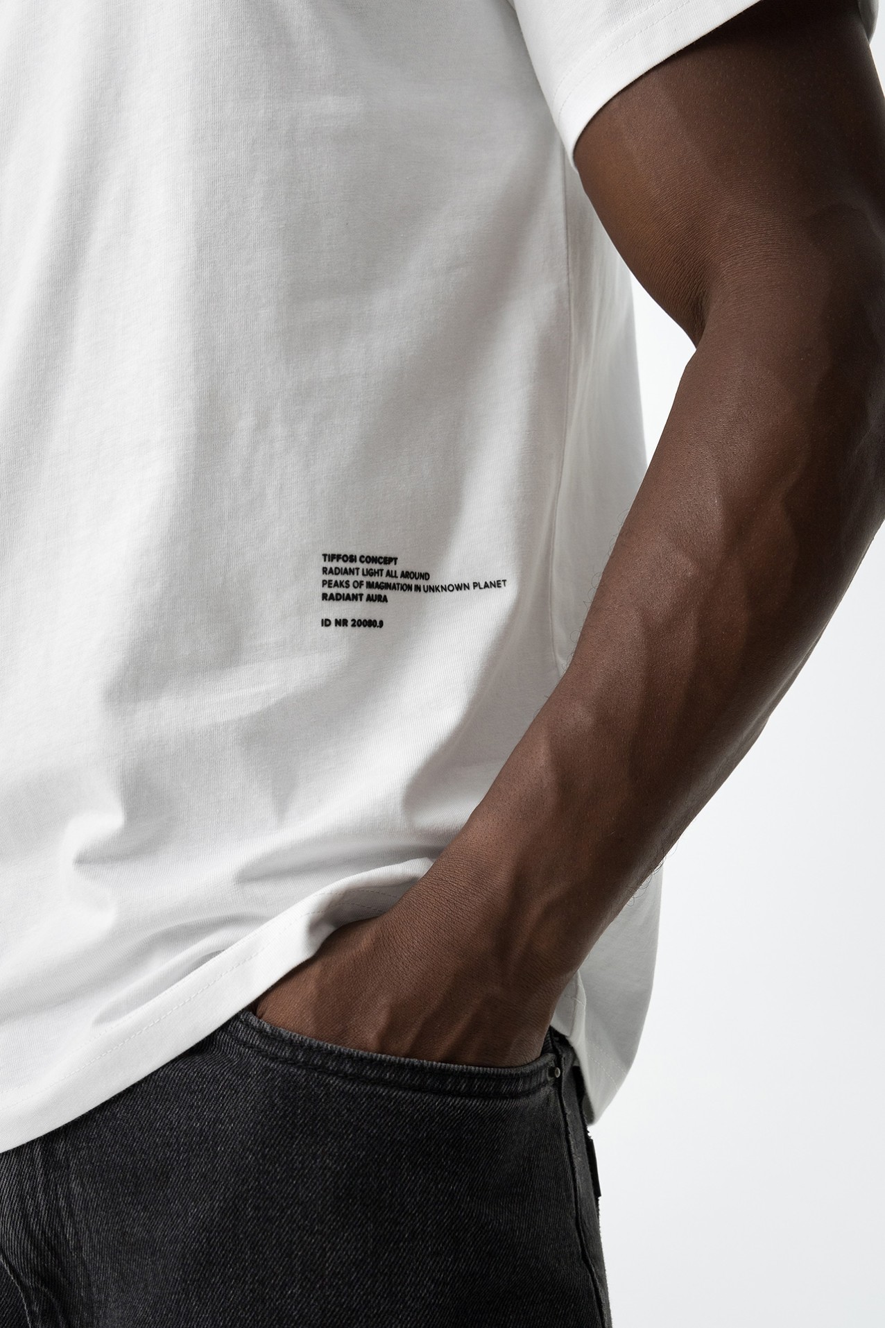 T-Shirt Estampado com Relevo