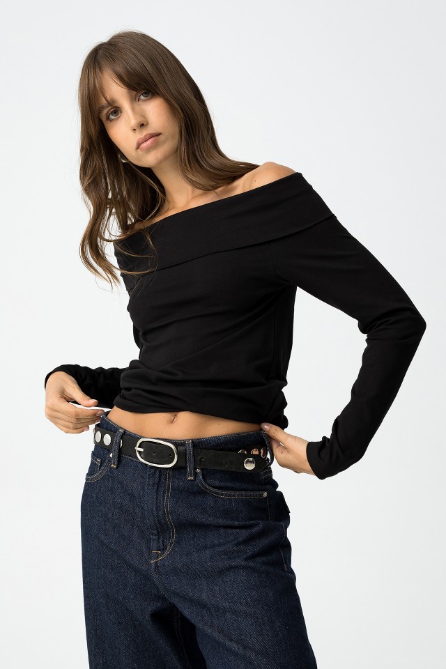 T-Shirt Super Slim com Ombros Descobertos