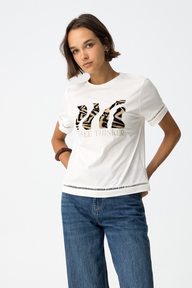 T-Shirt com Relevo Felpudo