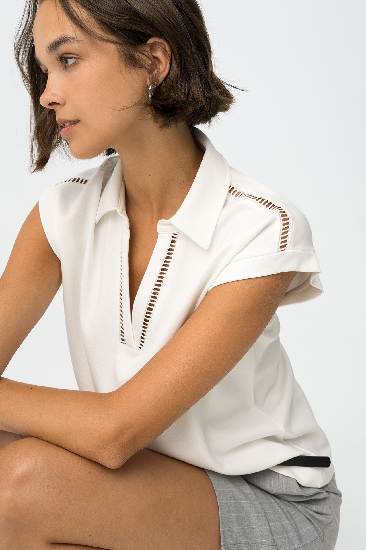 T-shirt Rendada com Colarinho