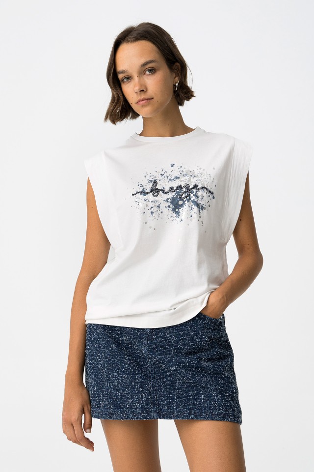 T-shirt com Estampado Frontal e Aplicaes