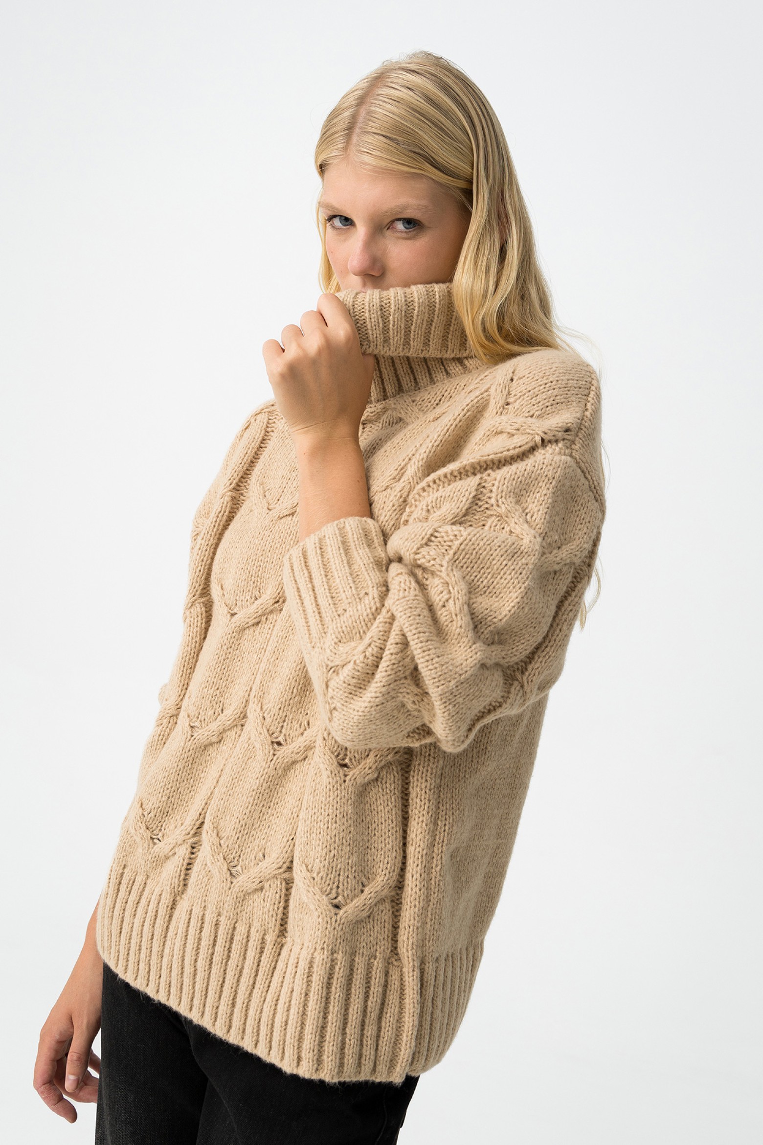 Relaxed Cable Knit Sweater
