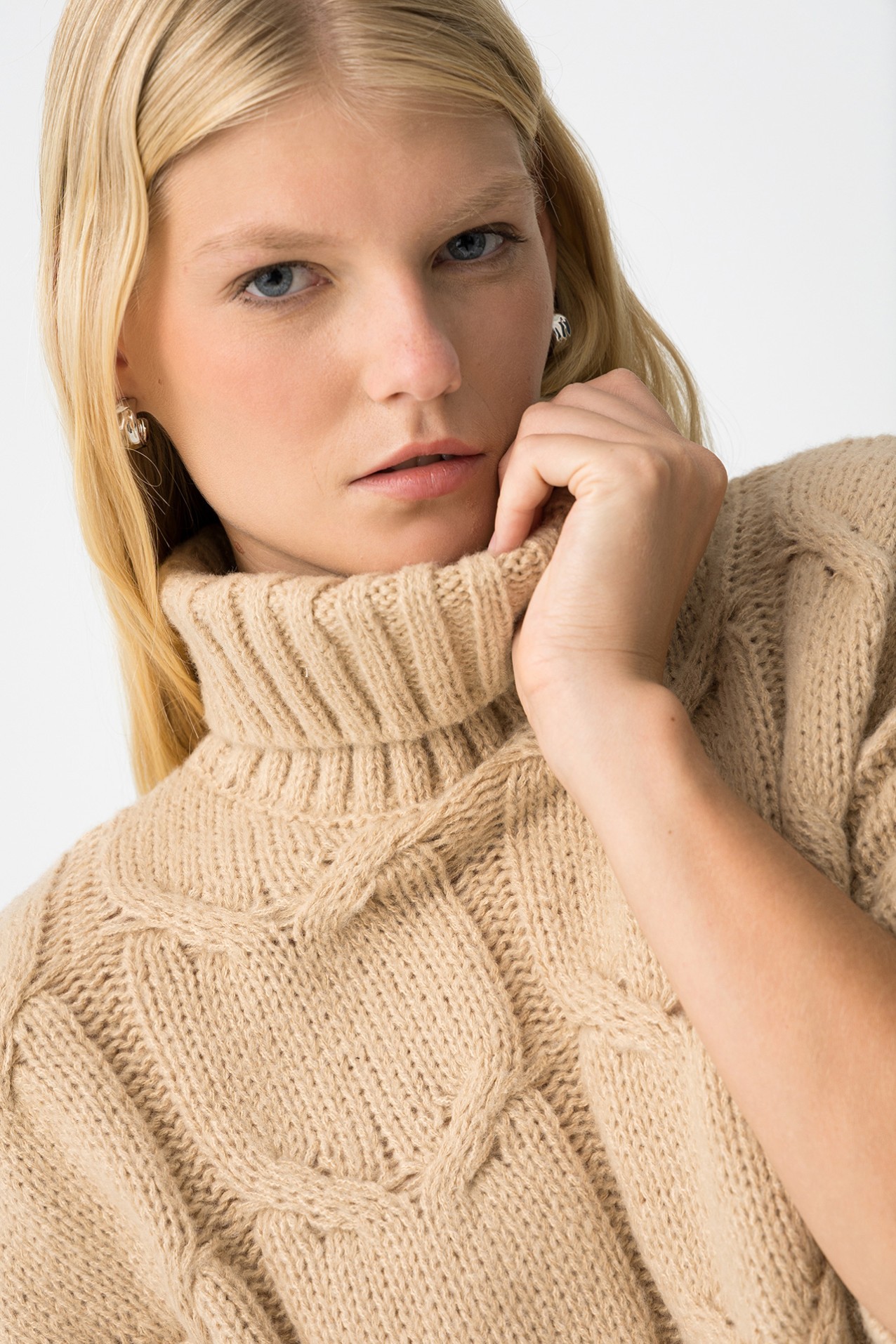 Relaxed Cable Knit Sweater