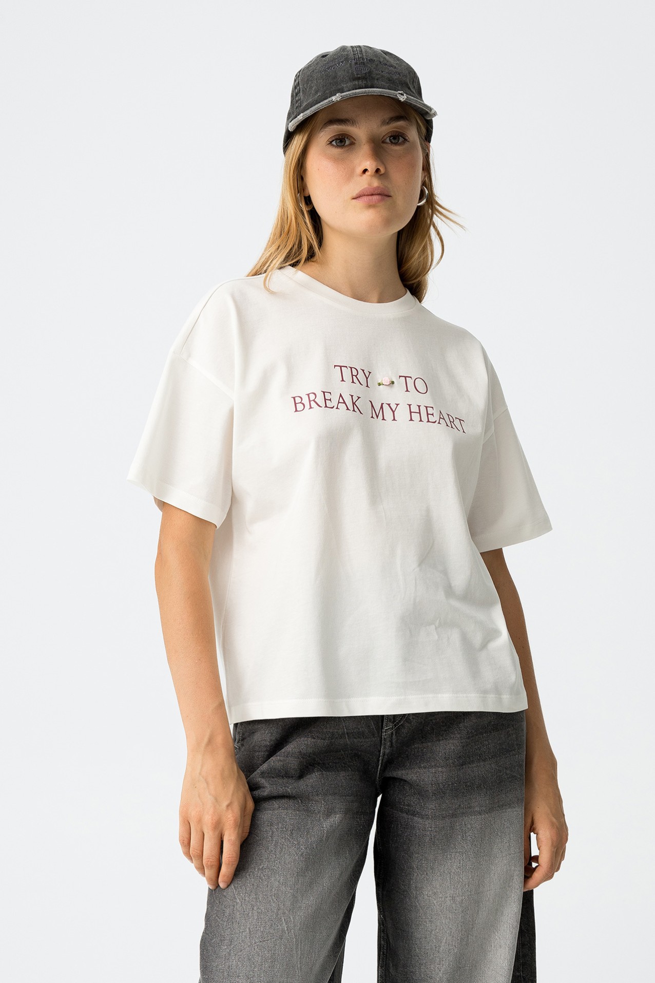 T-Shirt Estampada com Aplique