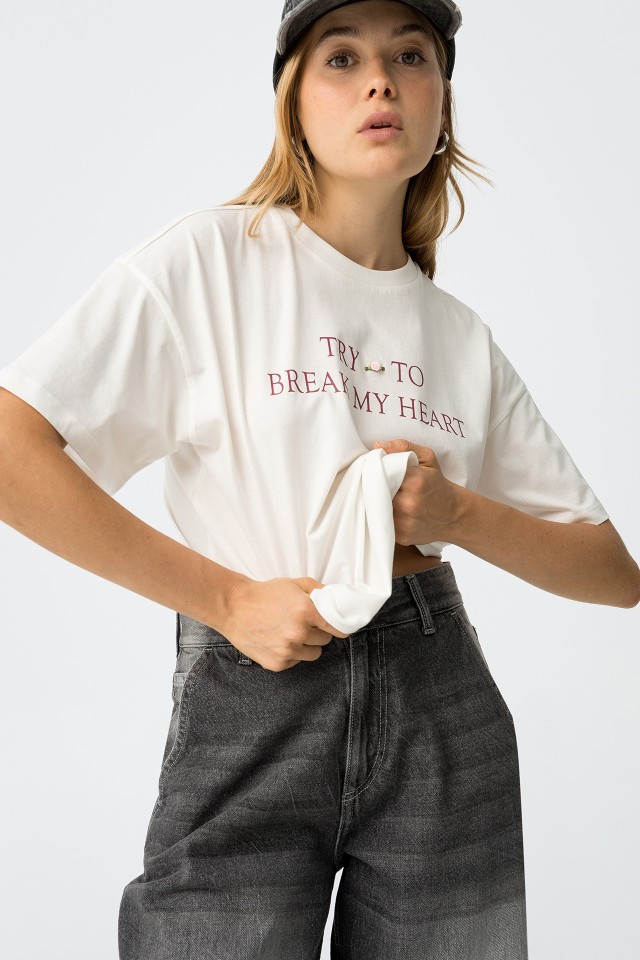 T-Shirt Estampada com Aplique