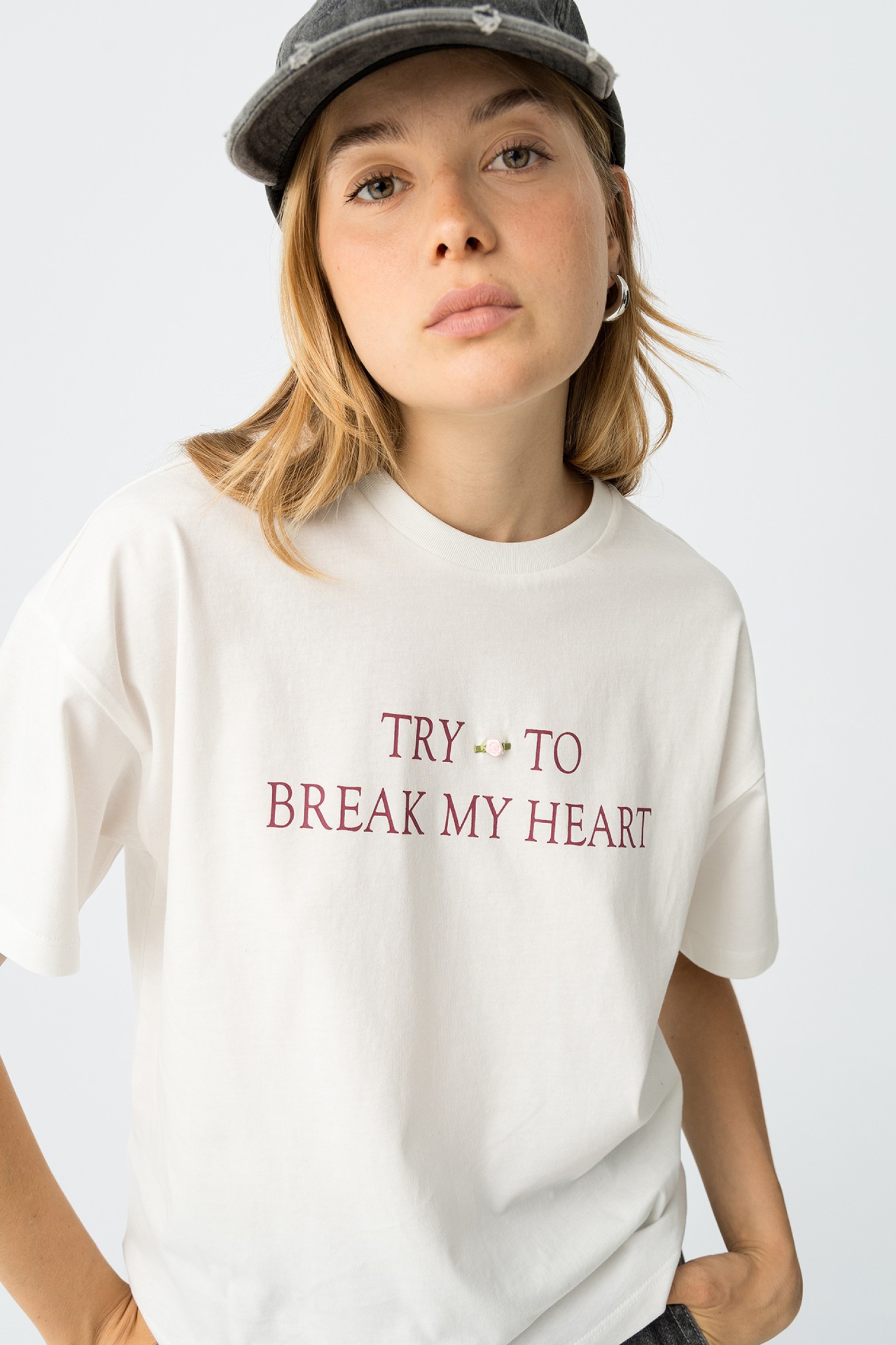 T-Shirt Estampada com Aplique