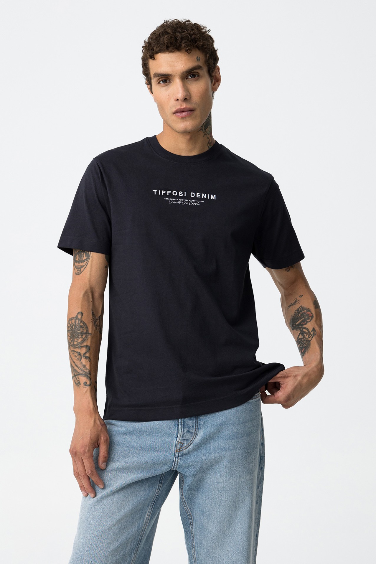 T-Shirt com Mensagem Bordada