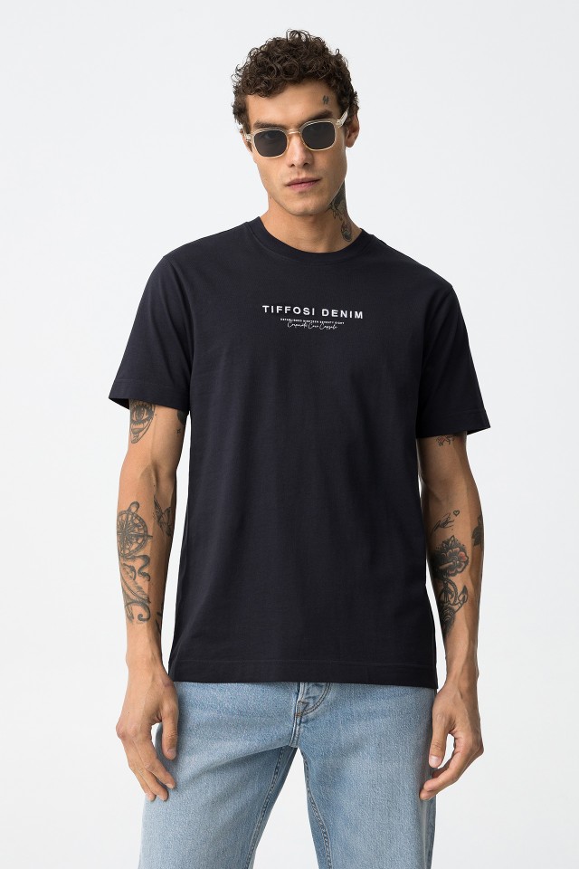 T-Shirt com Mensagem Bordada