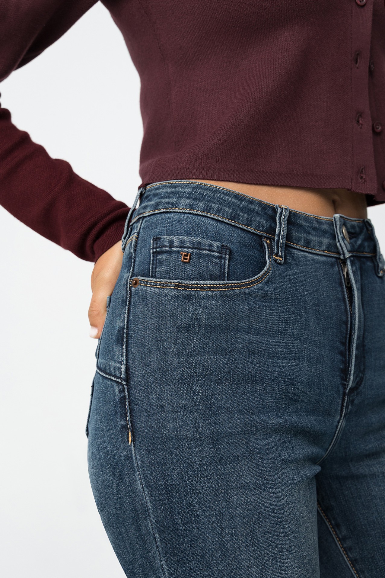 Push-Up Cropped Flare Jeans