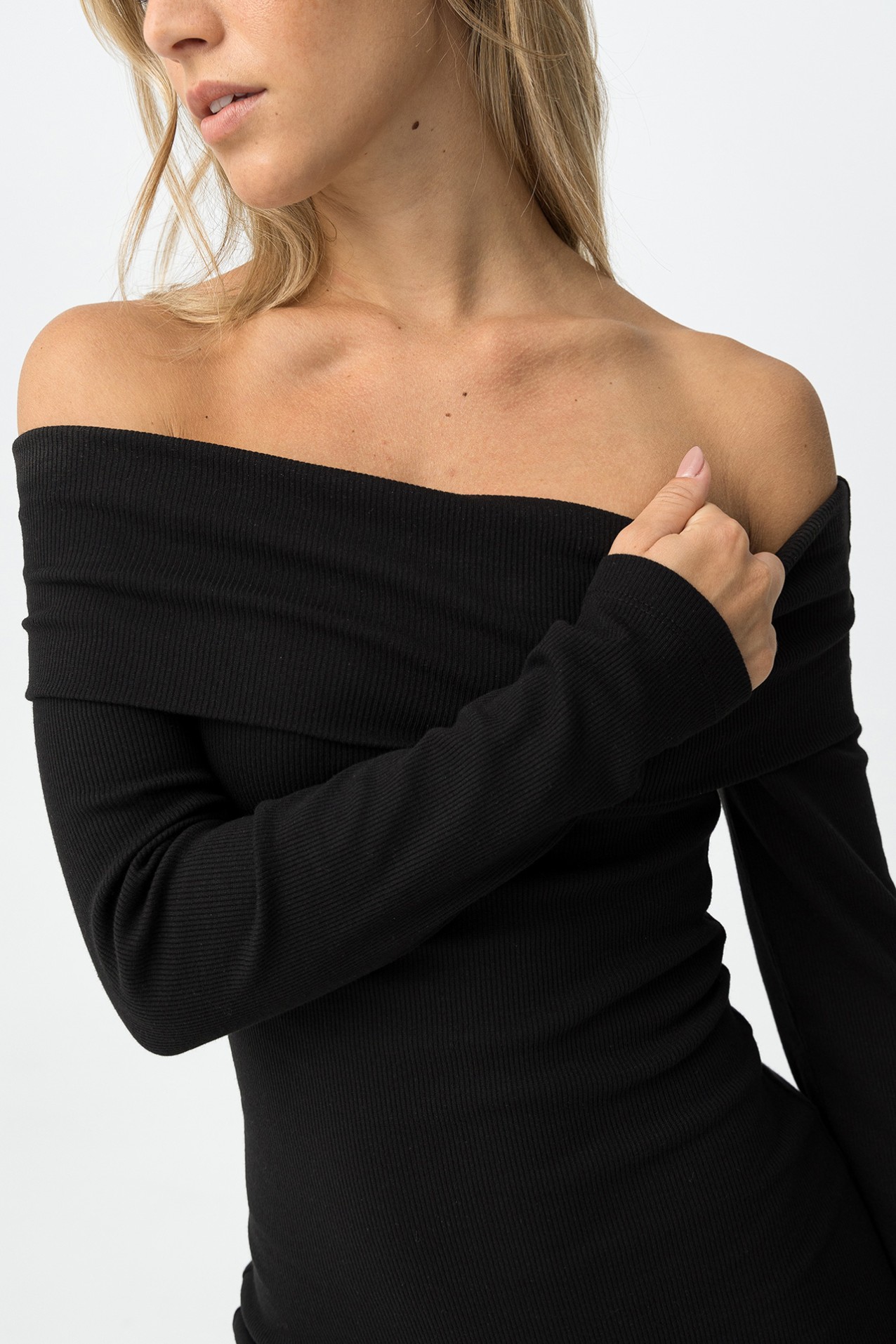 Vestido Canelado com Ombros Descobertos