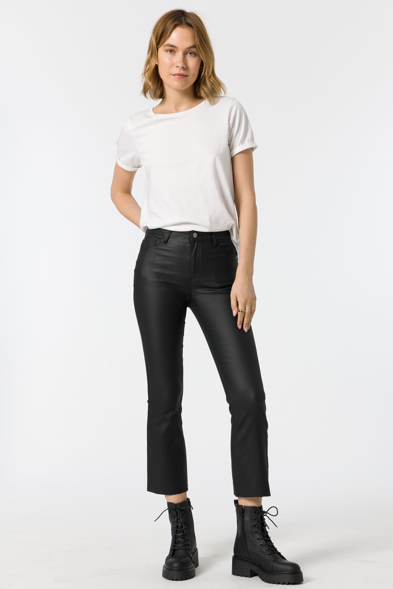 Pantaln Megan Cropped Flare Coated Tiro Alto