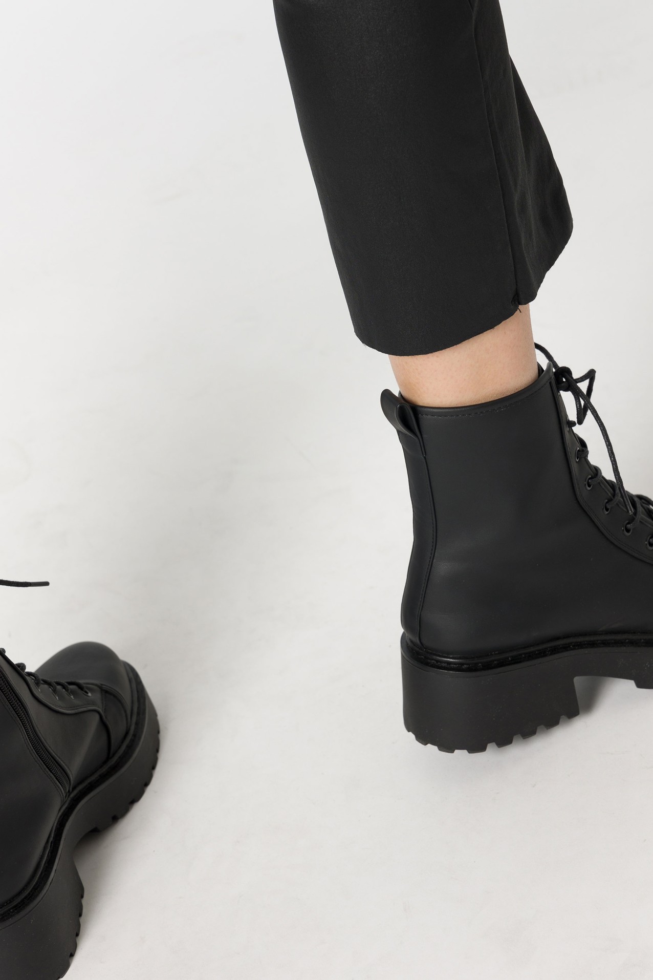 Pantaln Megan Cropped Flare Coated Tiro Alto