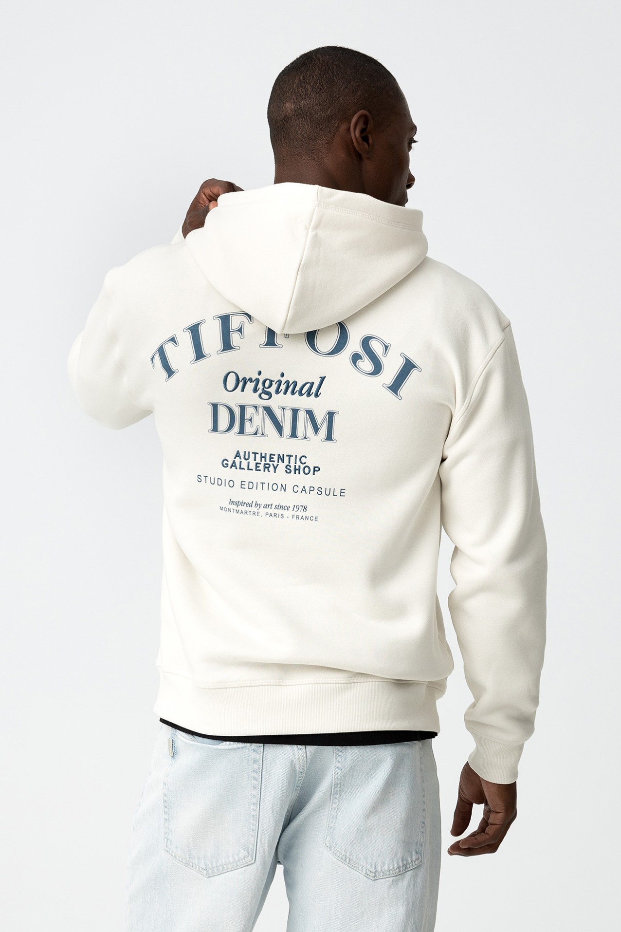 Hoodie Relaxed Com Costas Bordadas