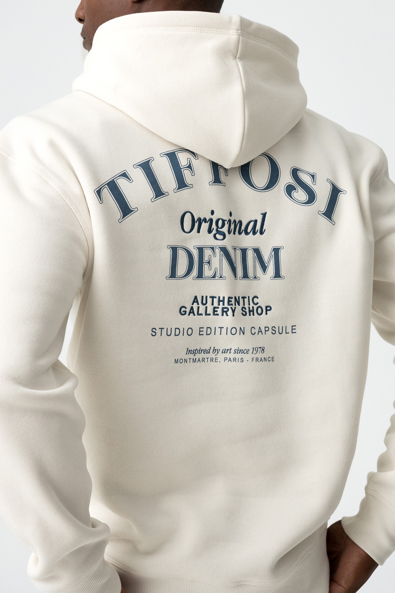 Hoodie Relaxed Com Costas Bordadas