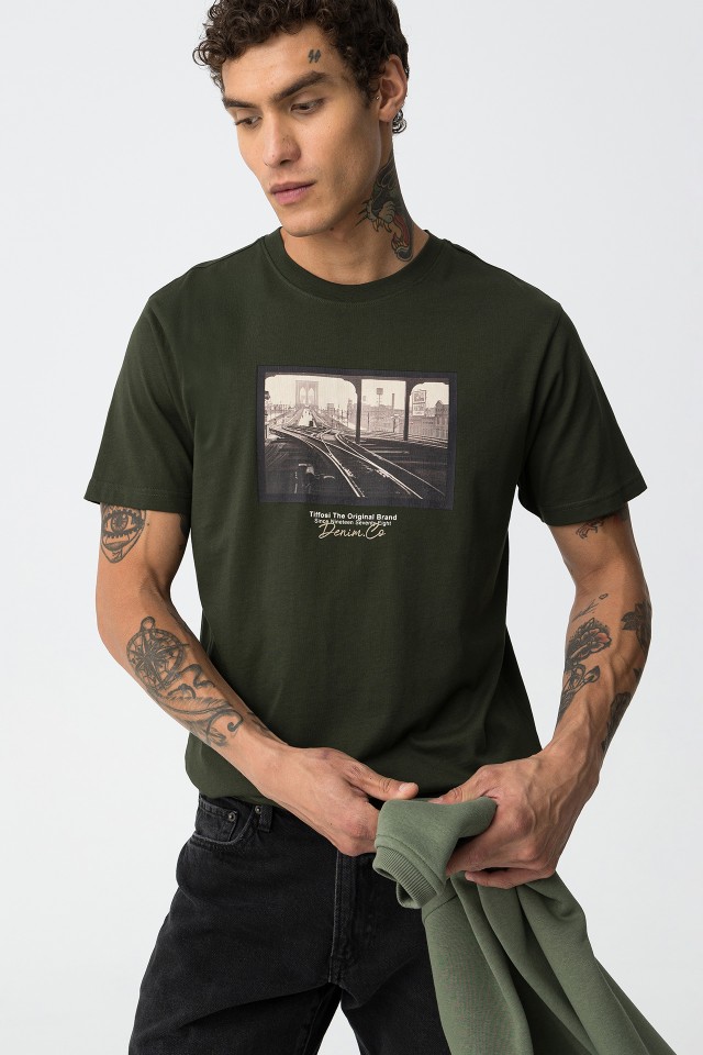 Camiseta verde estampada