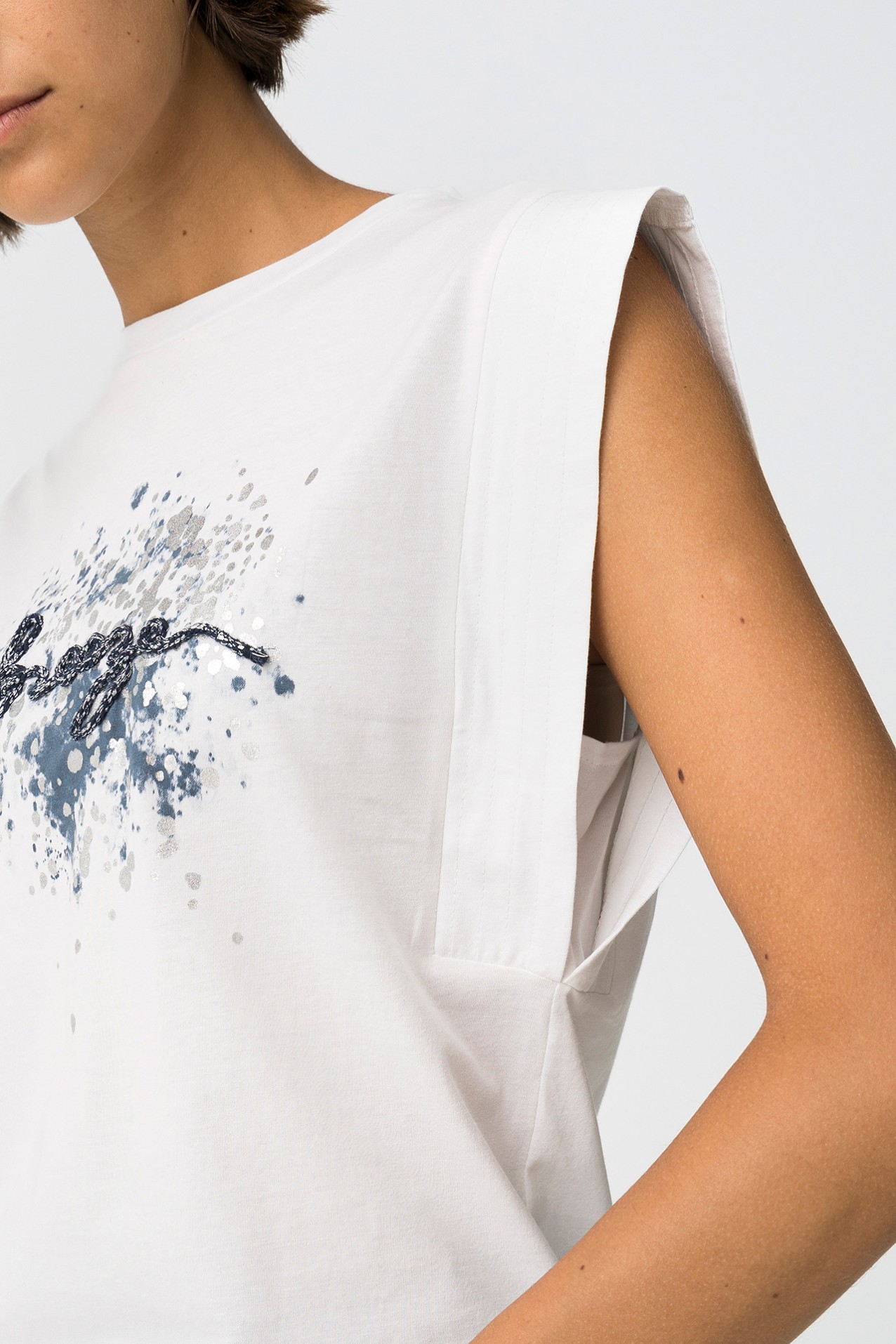 T-shirt com Estampado Frontal e Aplicaes