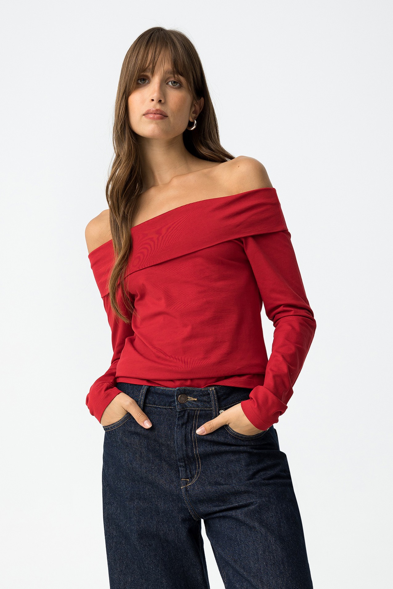 T-Shirt Super Slim com Ombros Descobertos