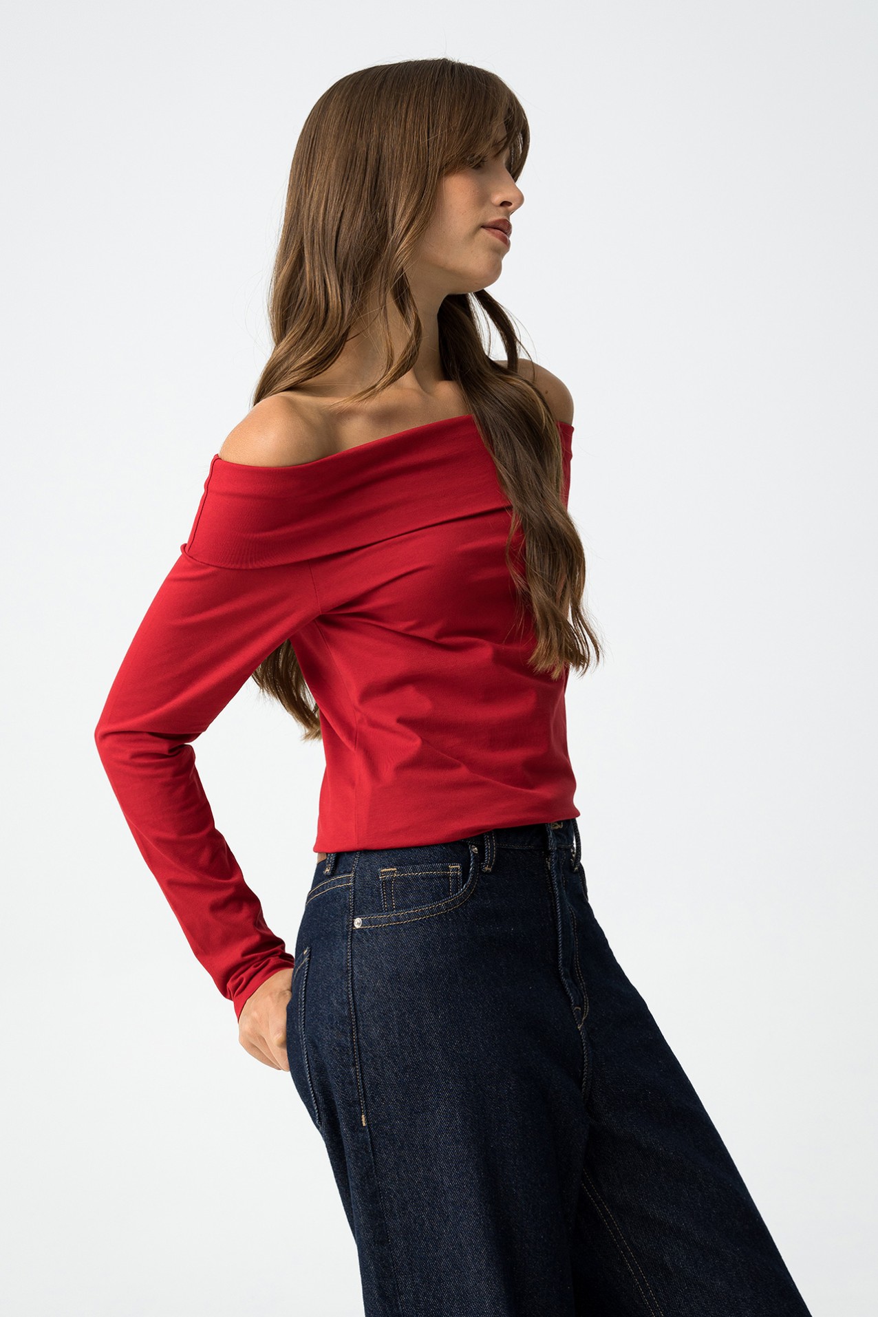 T-Shirt Super Slim com Ombros Descobertos