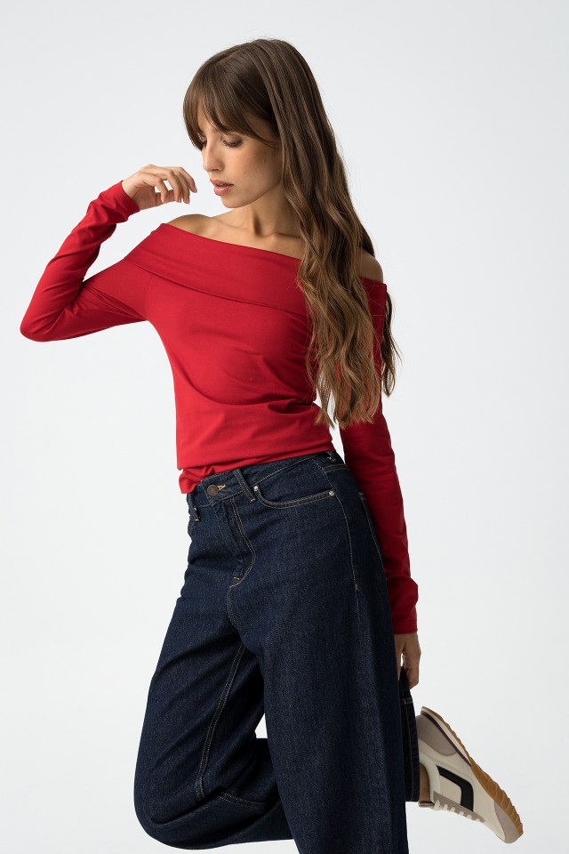 T-Shirt Super Slim com Ombros Descobertos