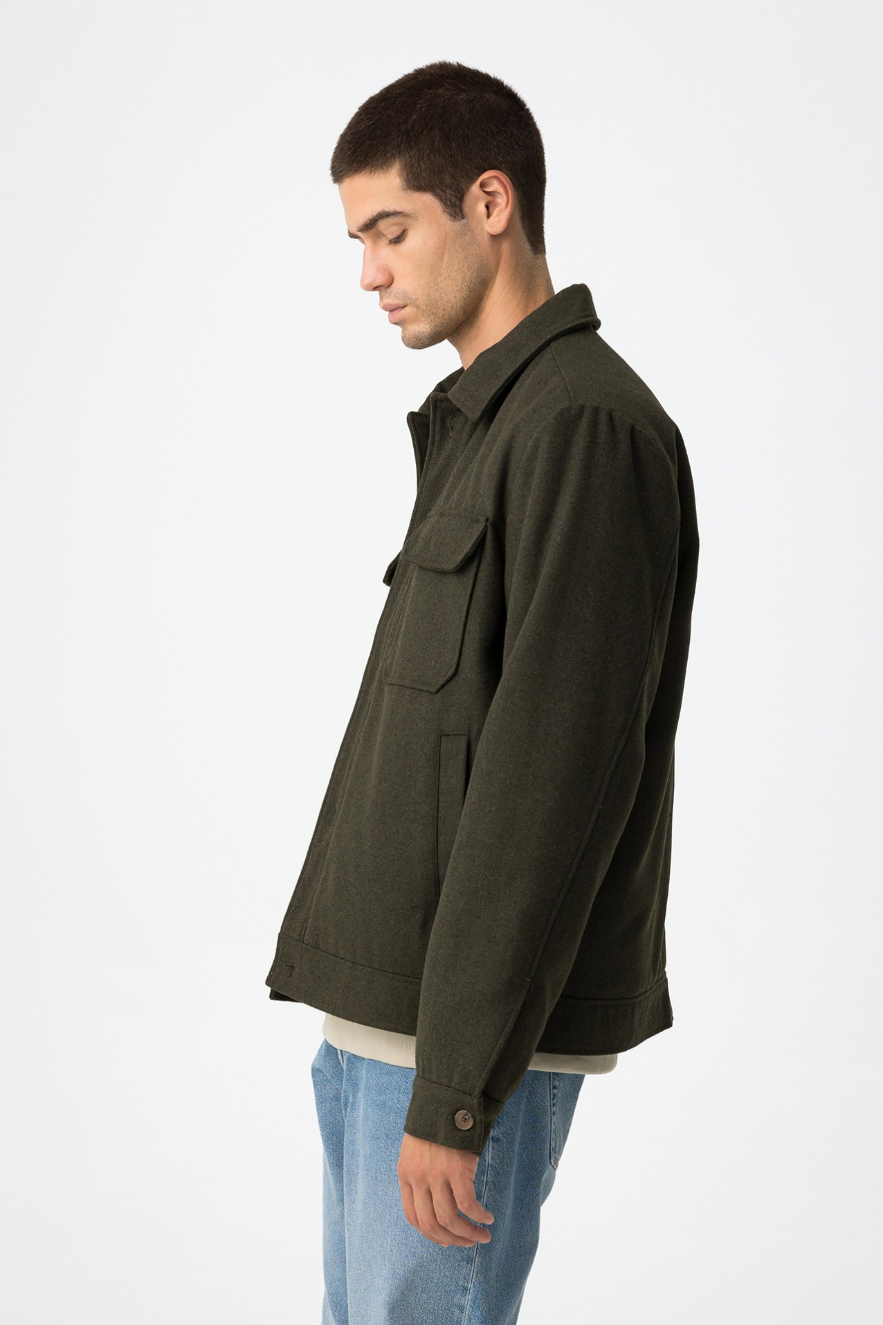 Chaqueta corta con bolsillos de tapa