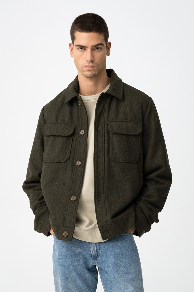 Chaqueta corta con bolsillos de tapa