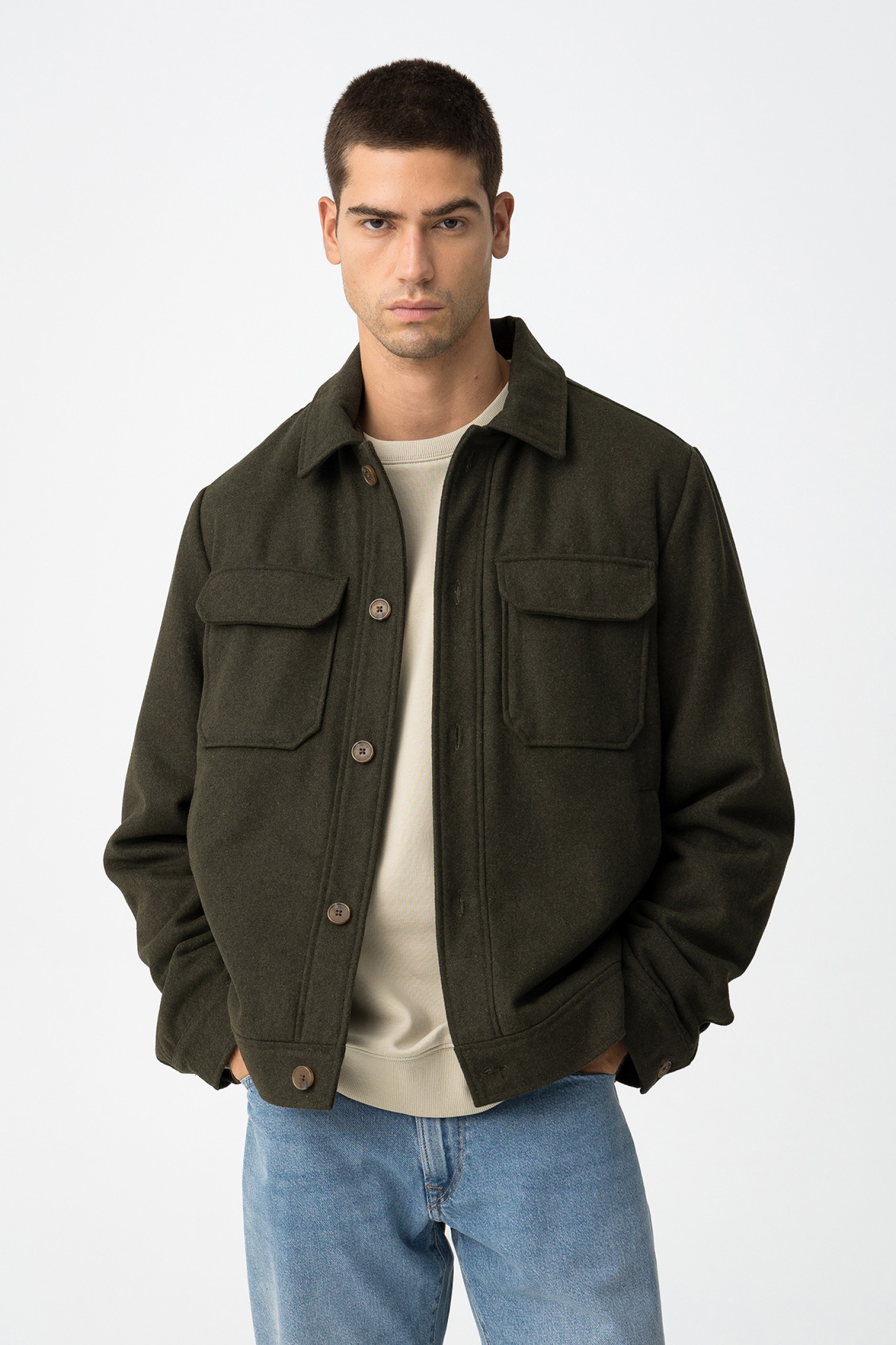 Chaqueta corta con bolsillos de tapa