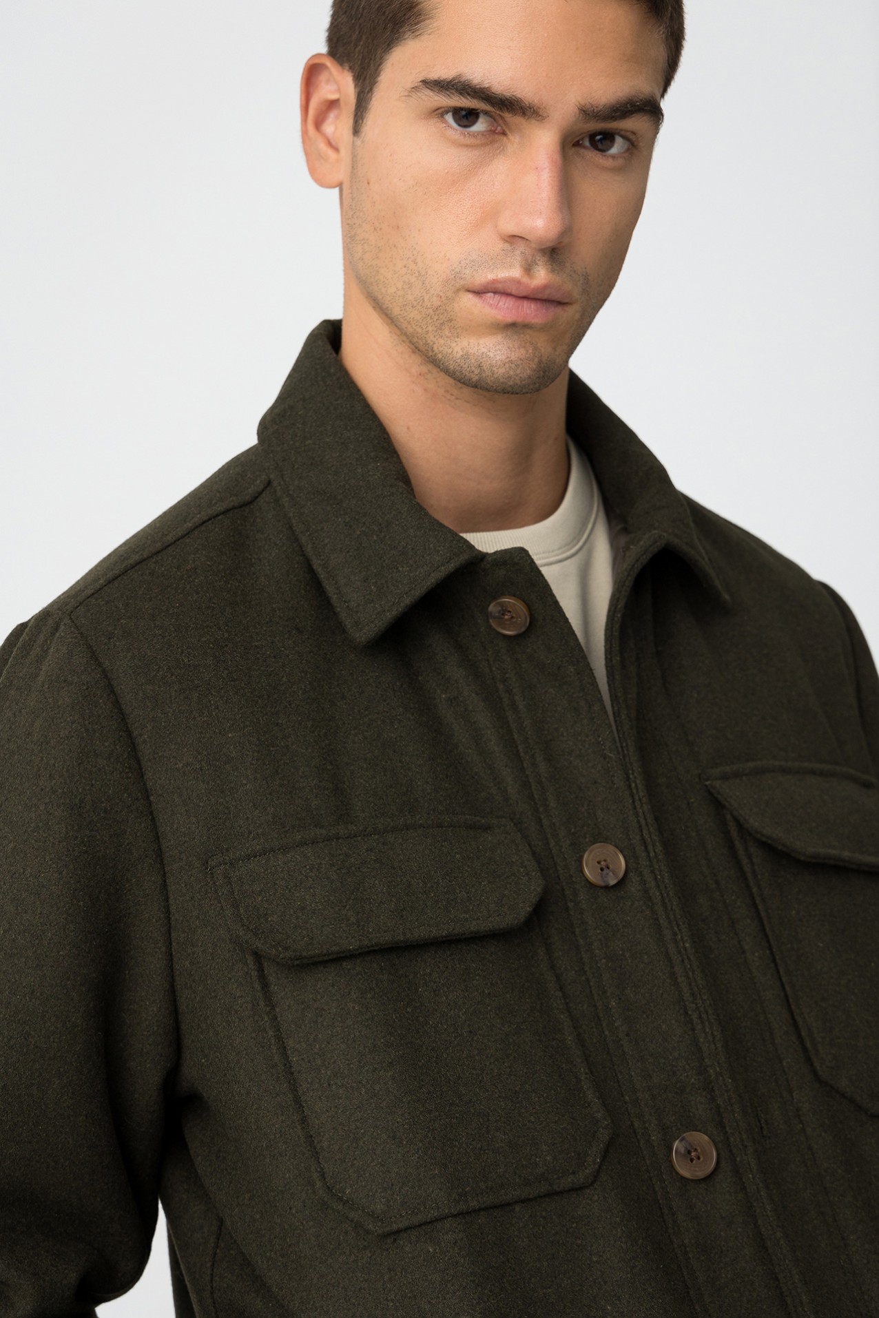 Chaqueta corta con bolsillos de tapa