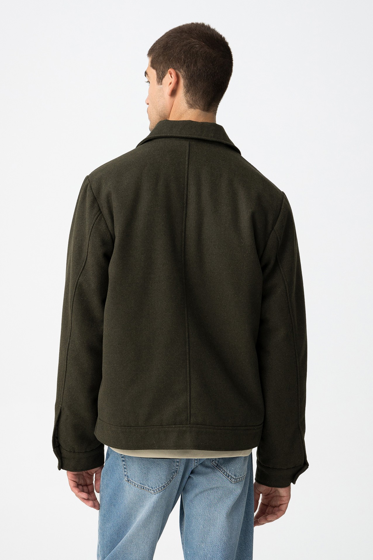 Chaqueta corta con bolsillos de tapa