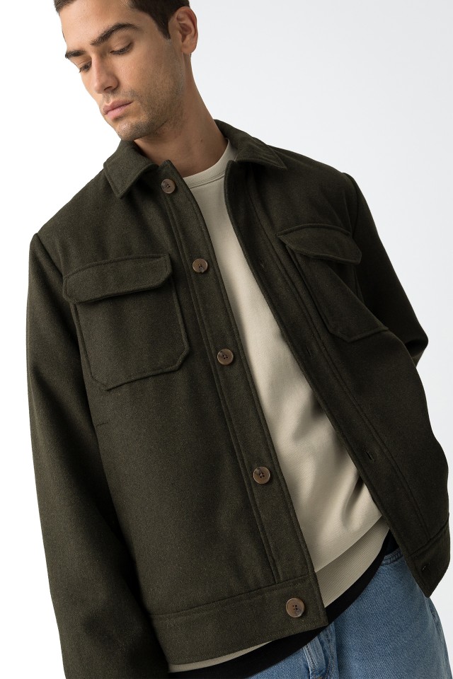 Chaqueta corta con bolsillos de tapa