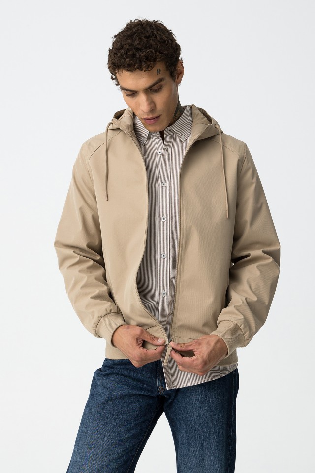 Chaqueta beige con capucha