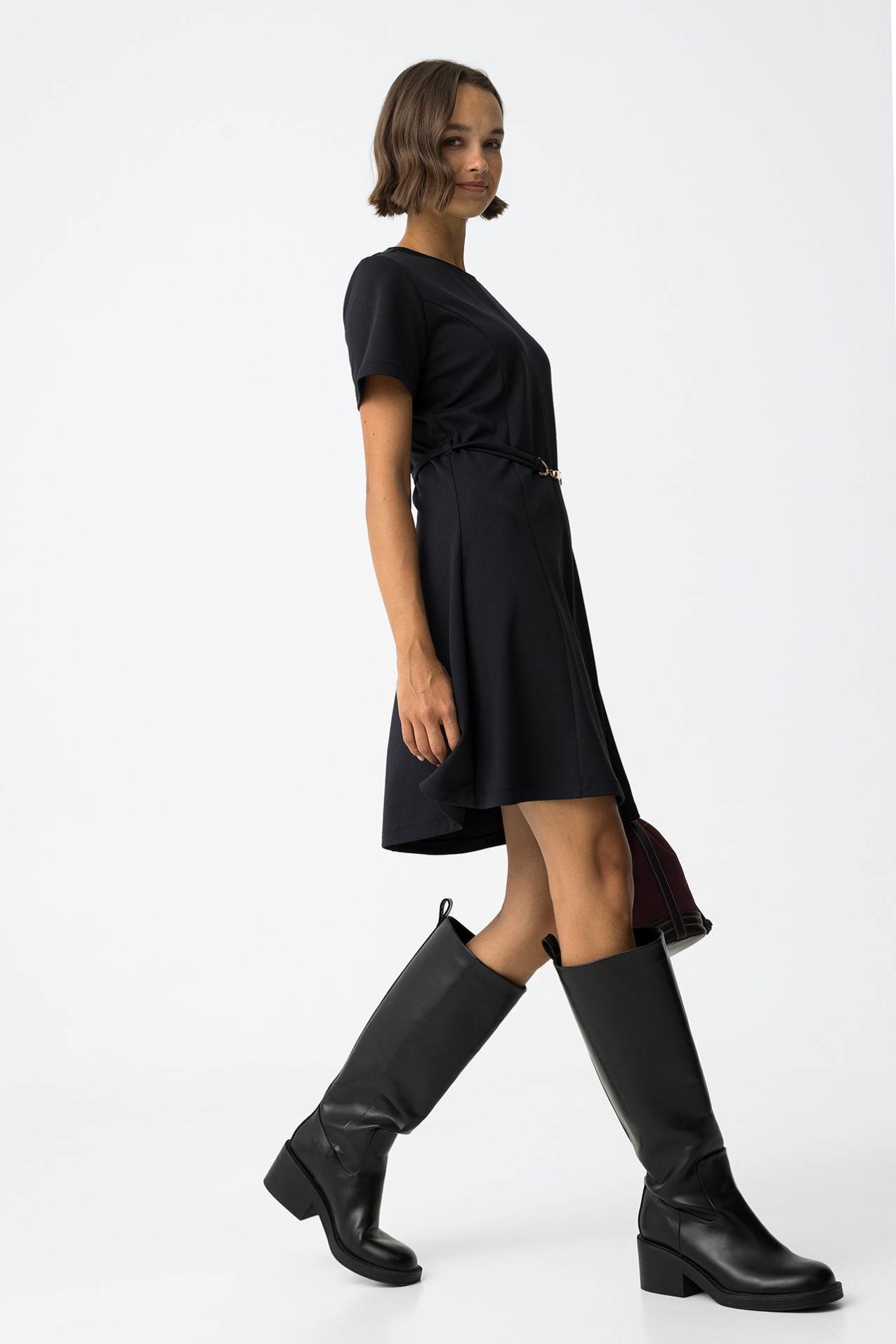 Vestido Curto de Malha com Cinto