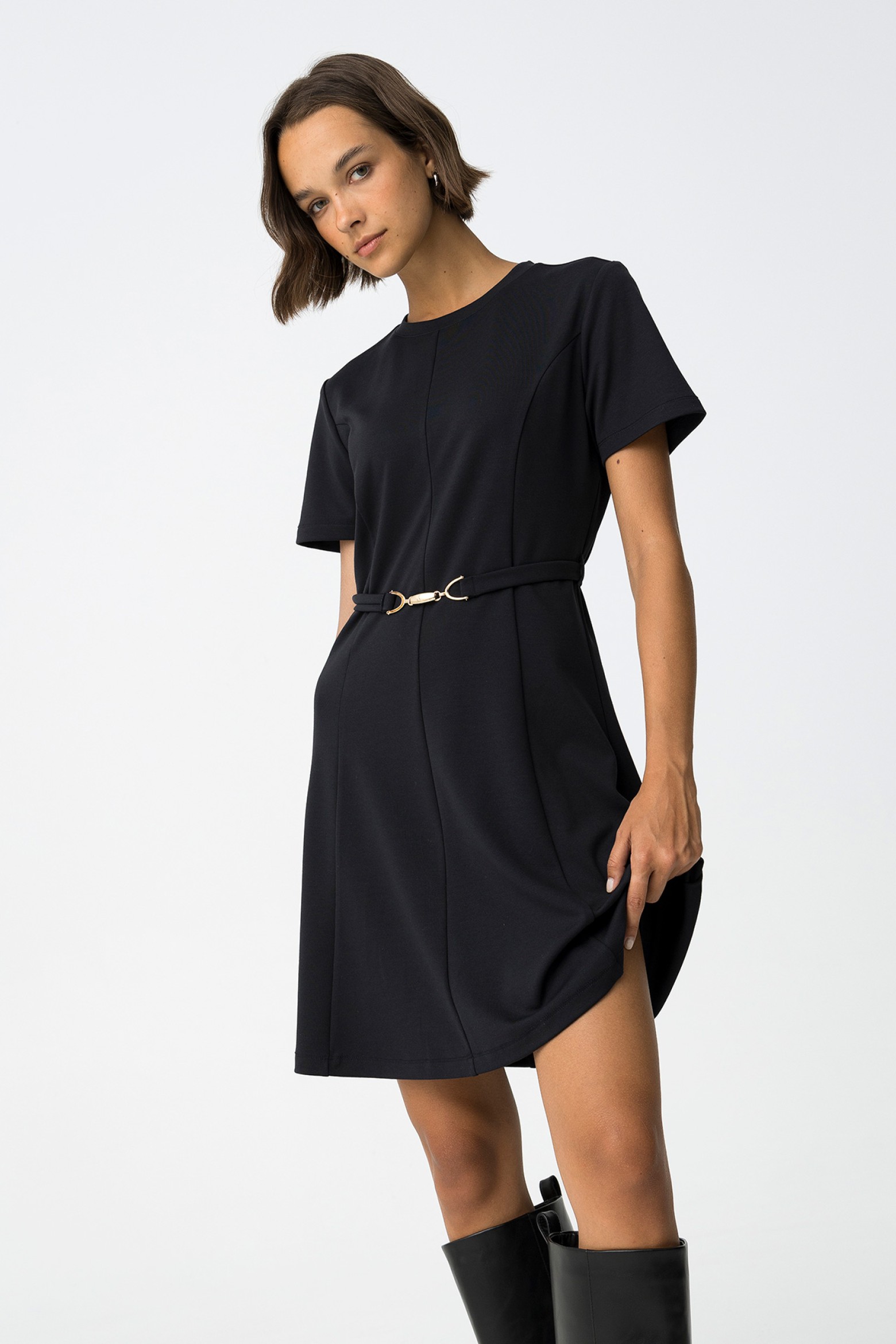 Vestido Curto de Malha com Cinto