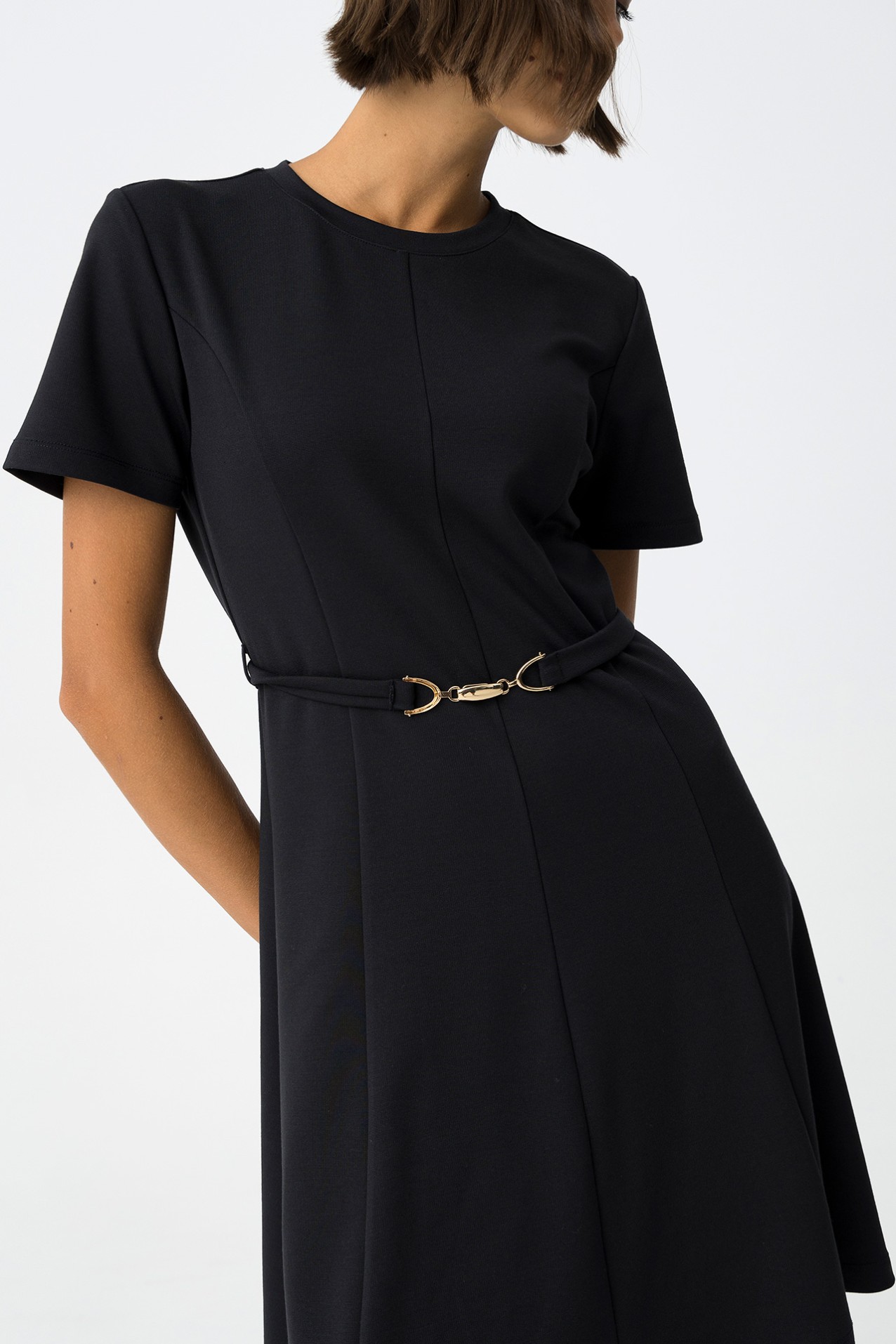 Vestido Curto de Malha com Cinto