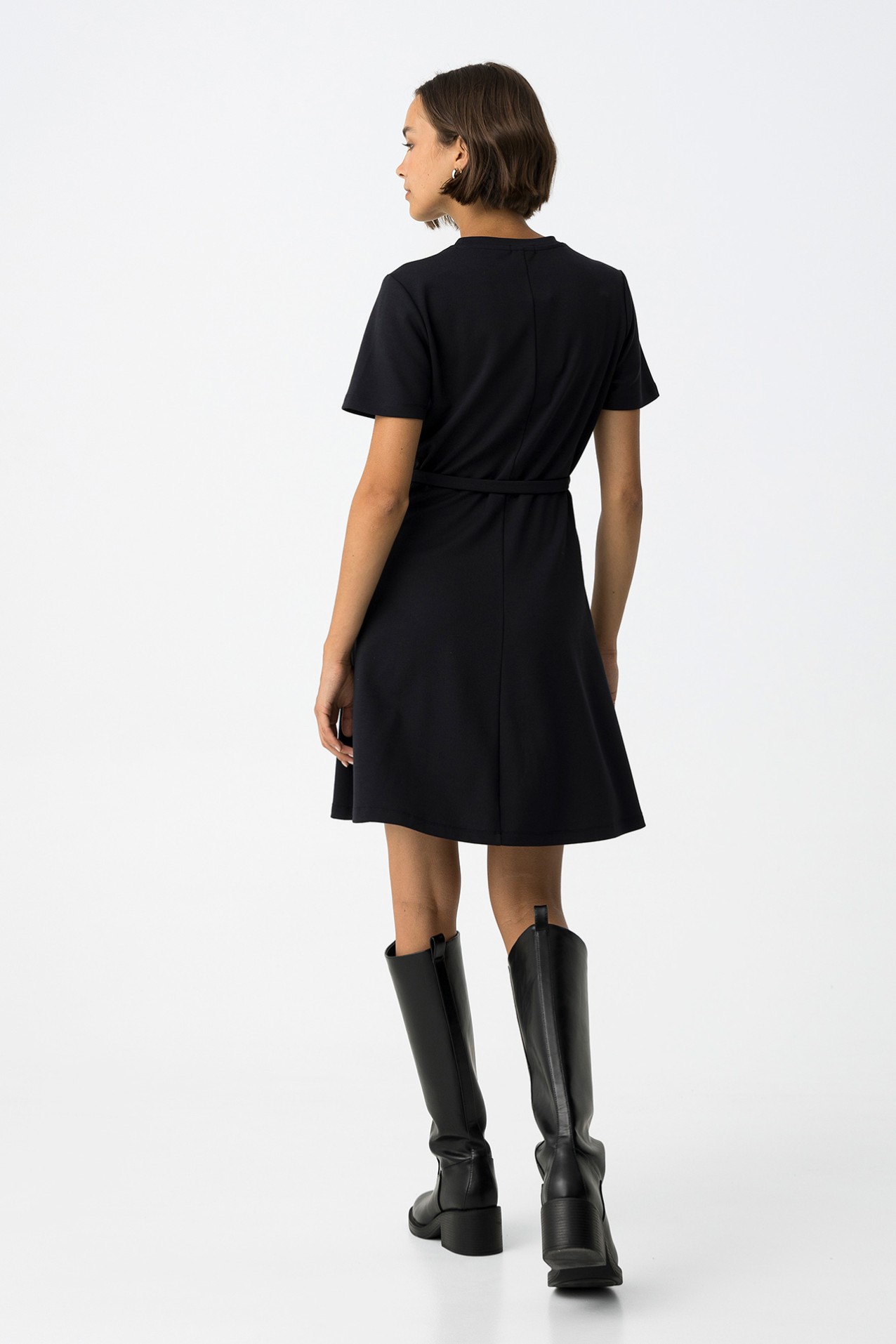 Vestido Curto de Malha com Cinto