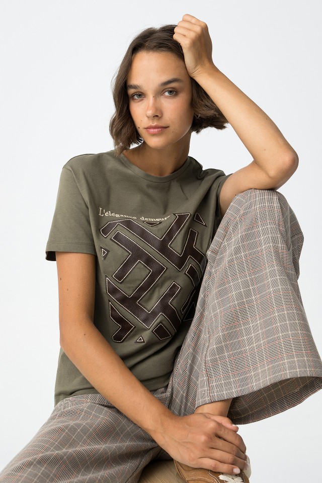 Camiseta Bordada Efecto Piel