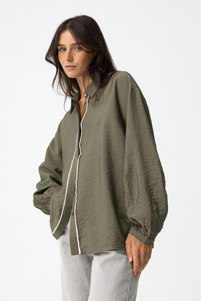 Camisa com Aplicaes Efeito Prola