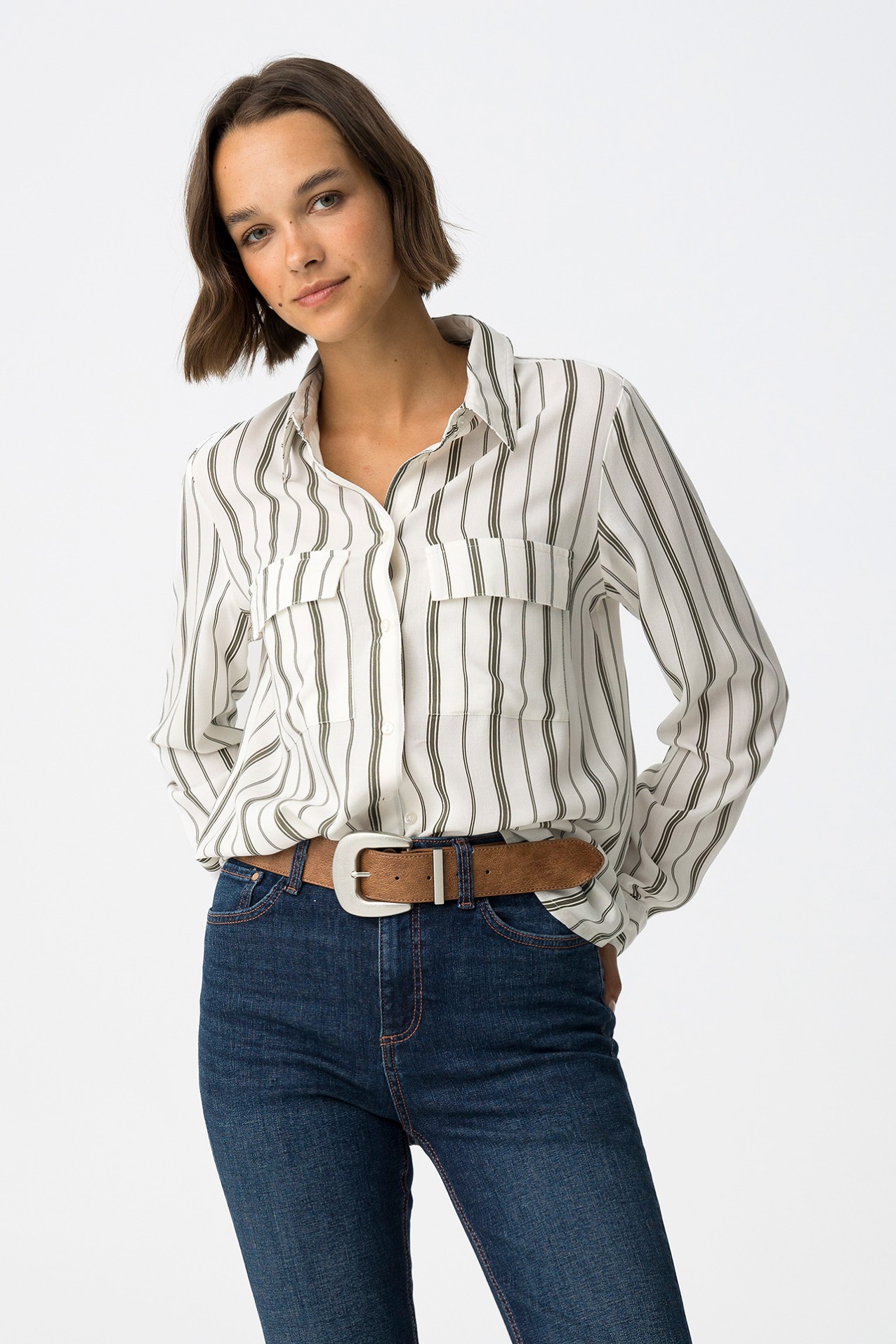 Camisa Fluda com Bolsos