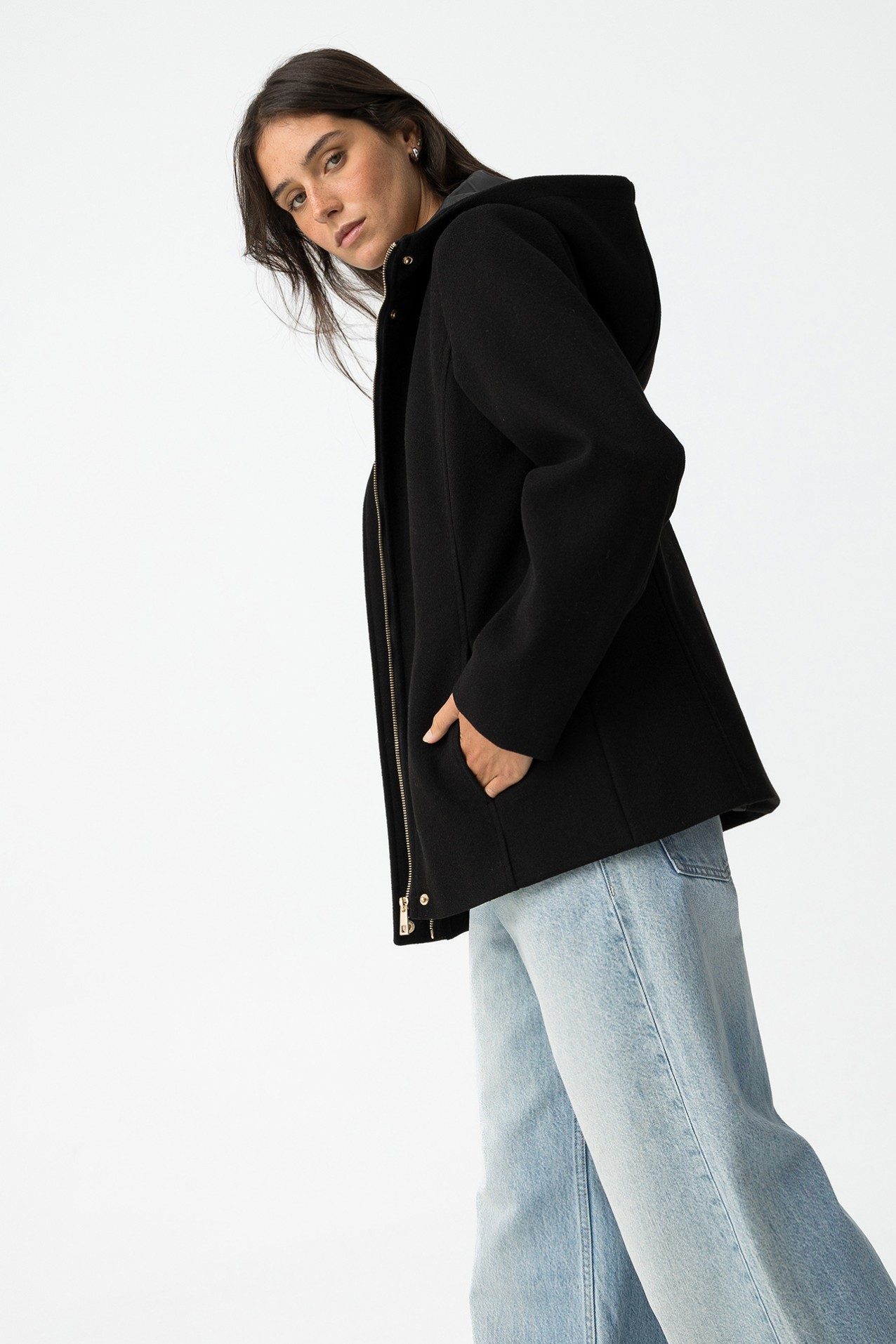 Abrigo Corto con Capucha