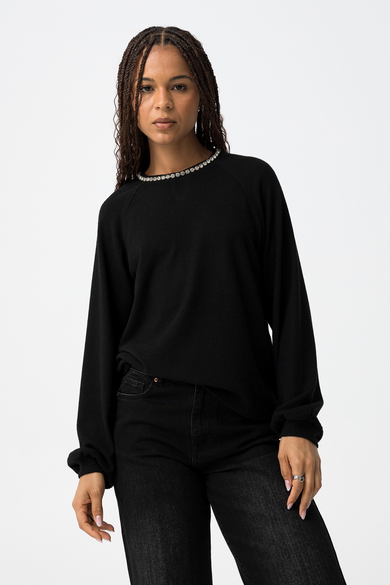 Camiseta negra con piedras