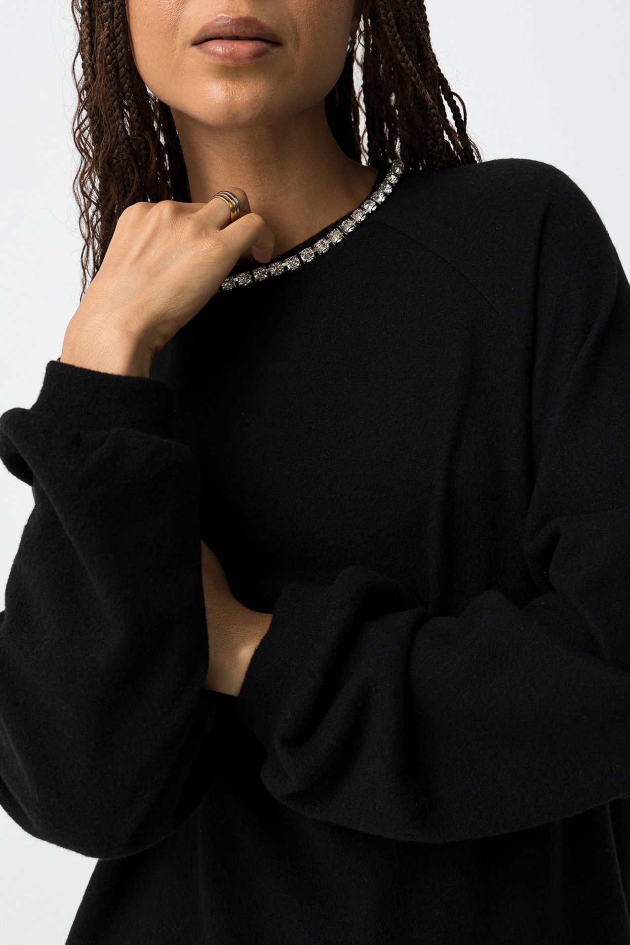 Camiseta negra con piedras