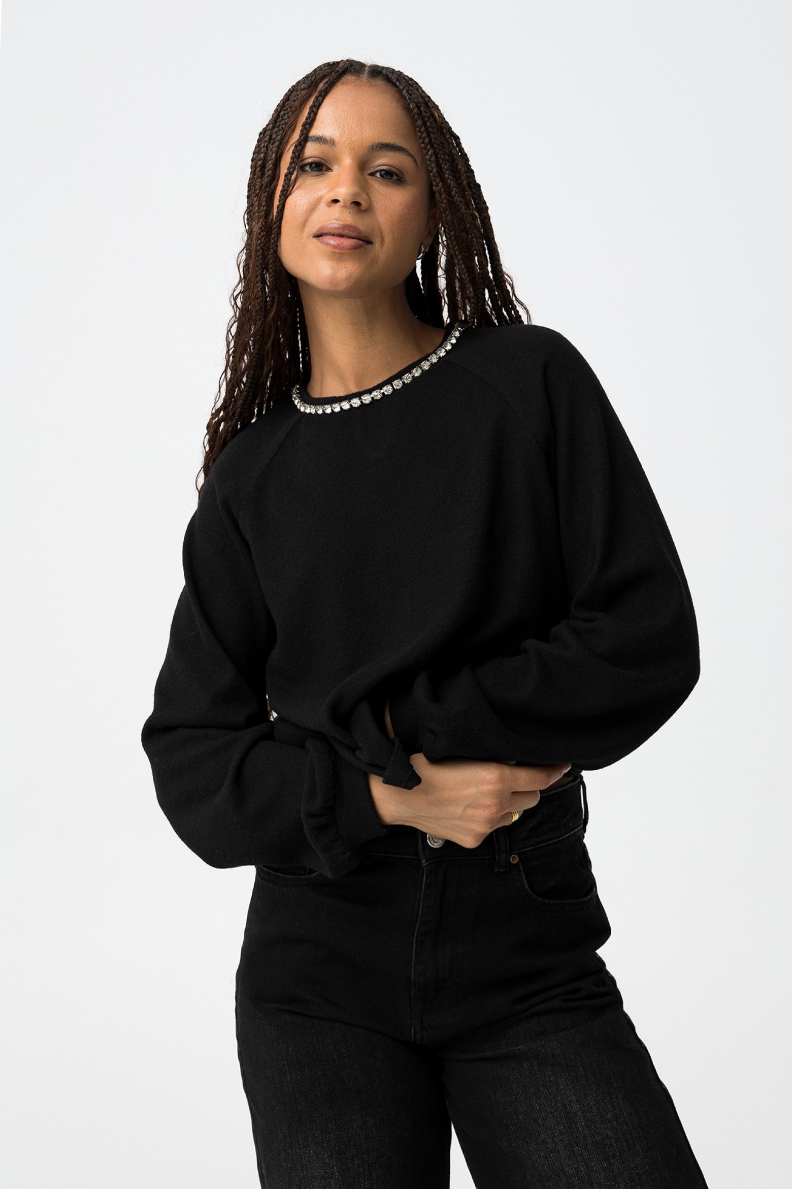 Camiseta negra con piedras